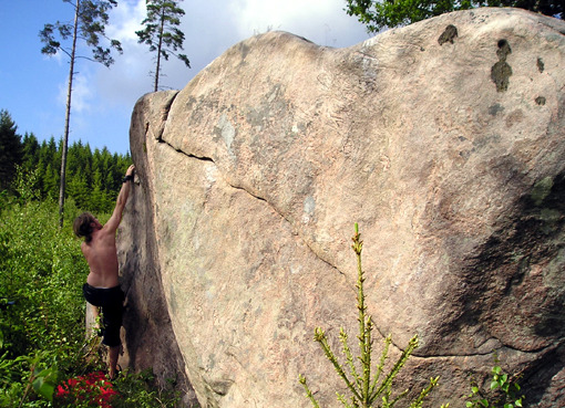 Första stenen (vid parkeringen)