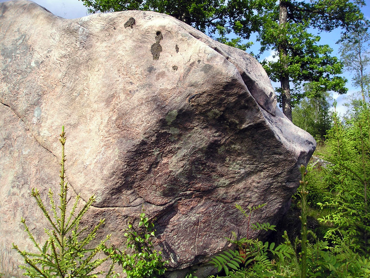 Första stenen (vid parkeringen)