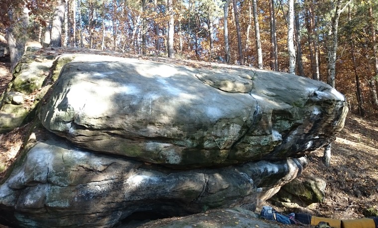 Skałki na skraju lasu