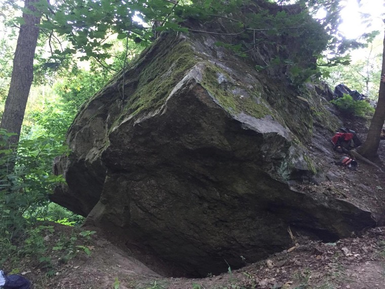 Ensamma medelhavsstenen