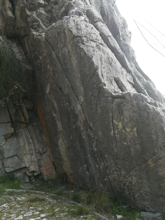 Crack boulder