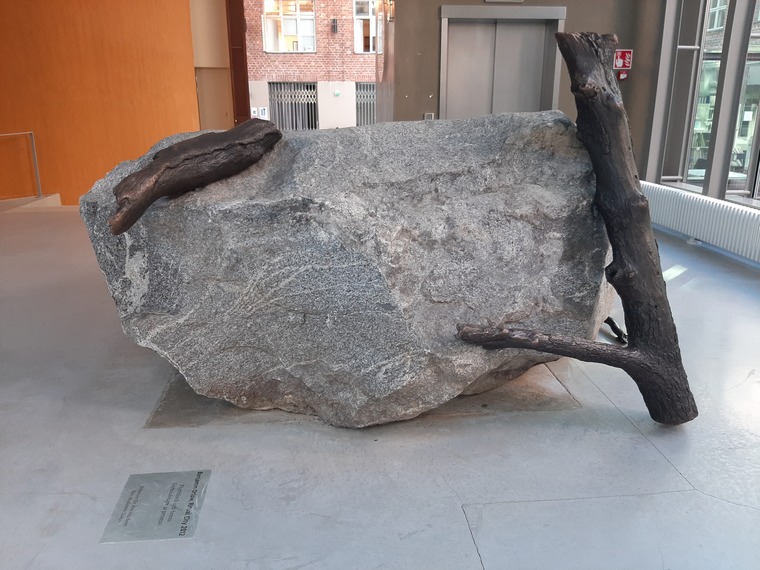 Flyttblock och brons (Benjamin Orlow, Ritual City 2012)