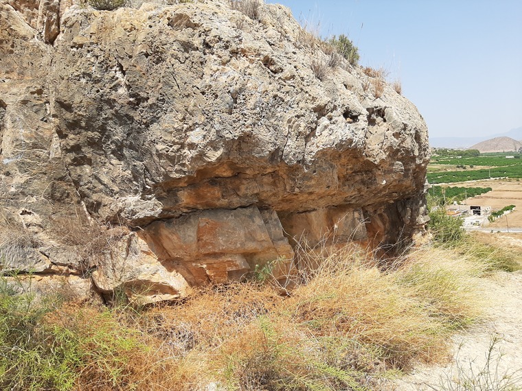 A la izquierda del ovni