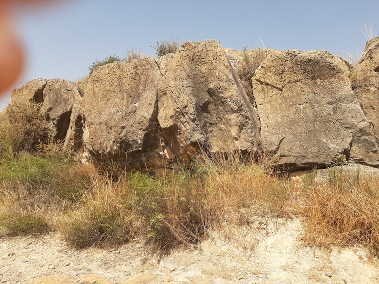 A la izquierda del ovni