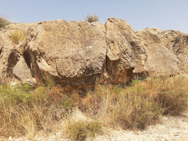 A la izquierda del ovni