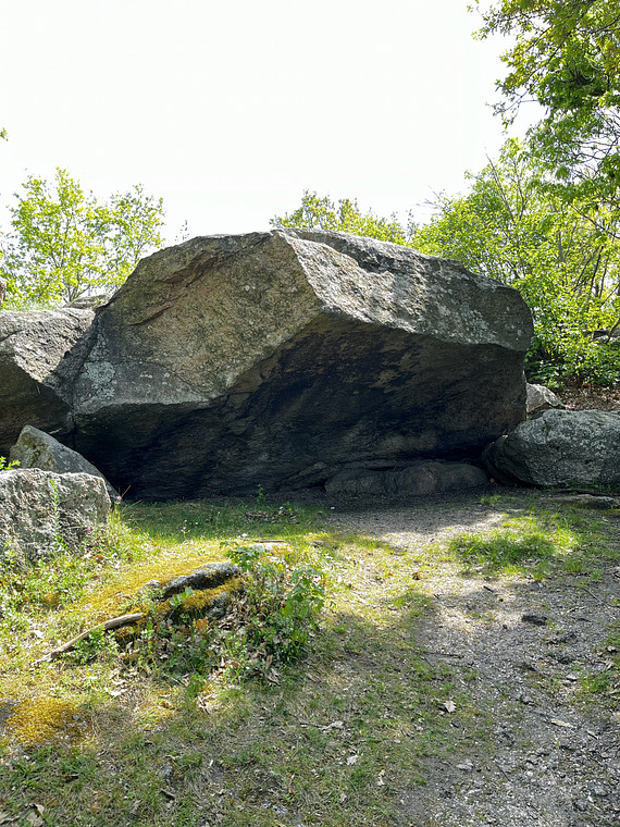 Cet melletti sziklák