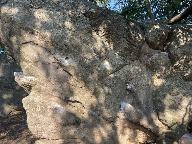 Cet melletti sziklák