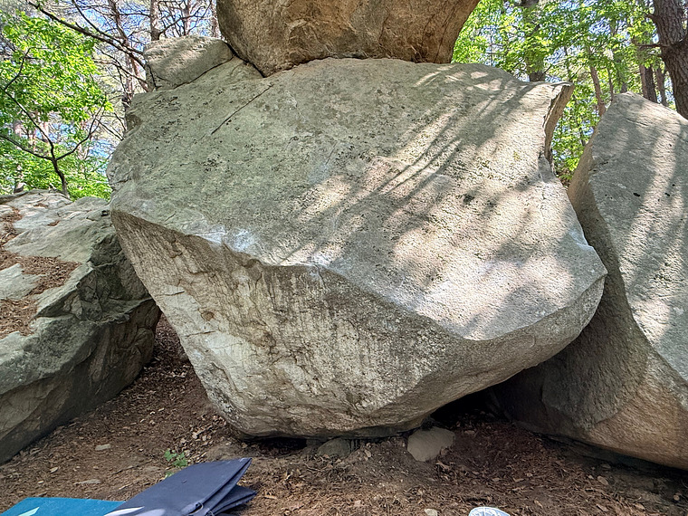 송곳니 Fang Boulder